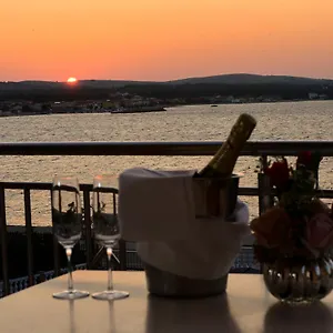 Villa Sunset Deluxe, Vir